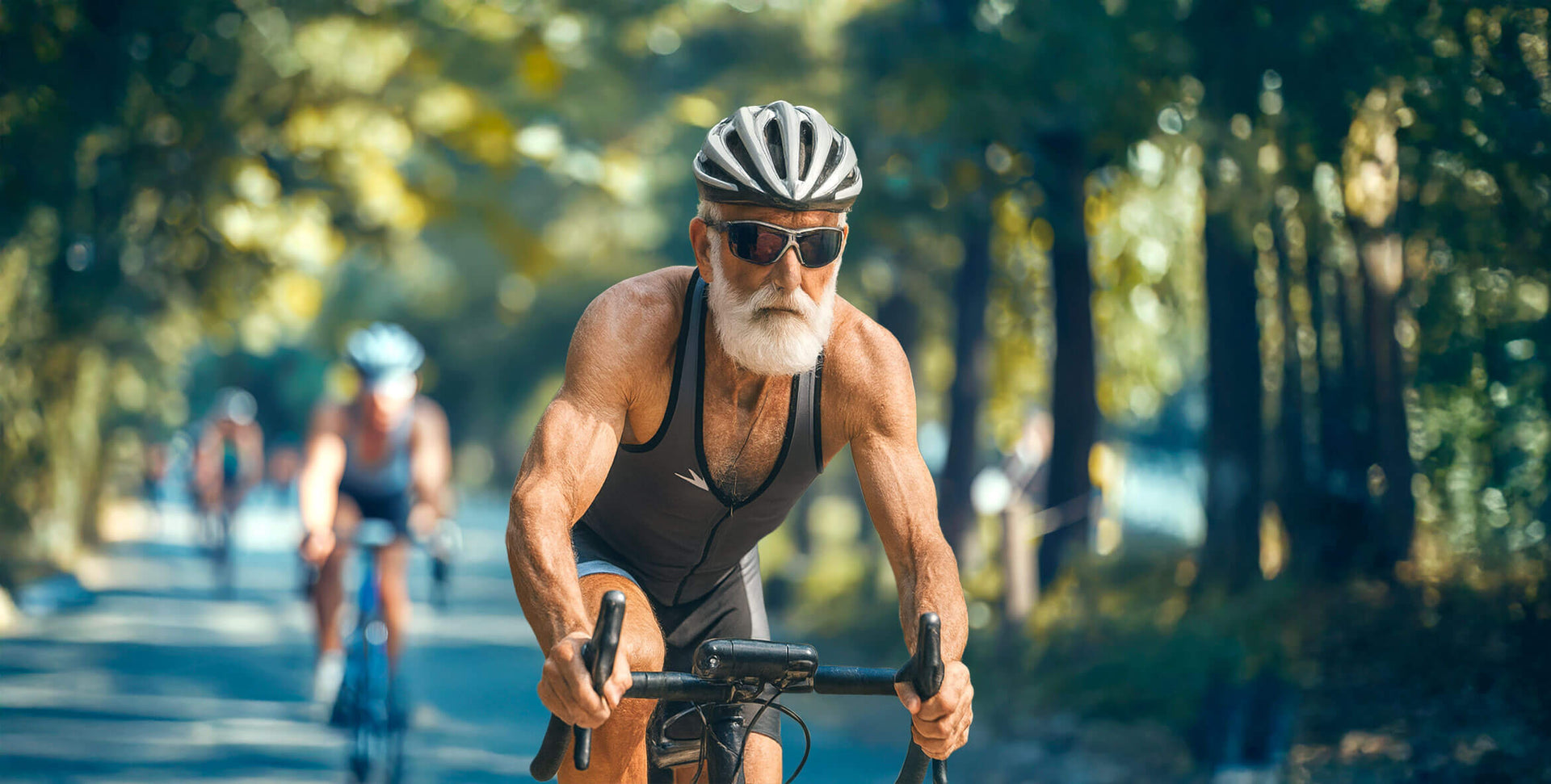 Radfahrer im Trikot auf Rennrad - BioRelax Sport
