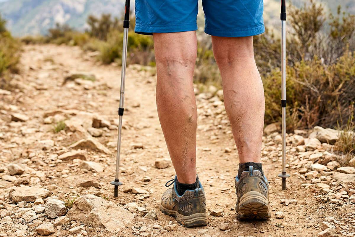 Wade beim Wandern in den Bergen
